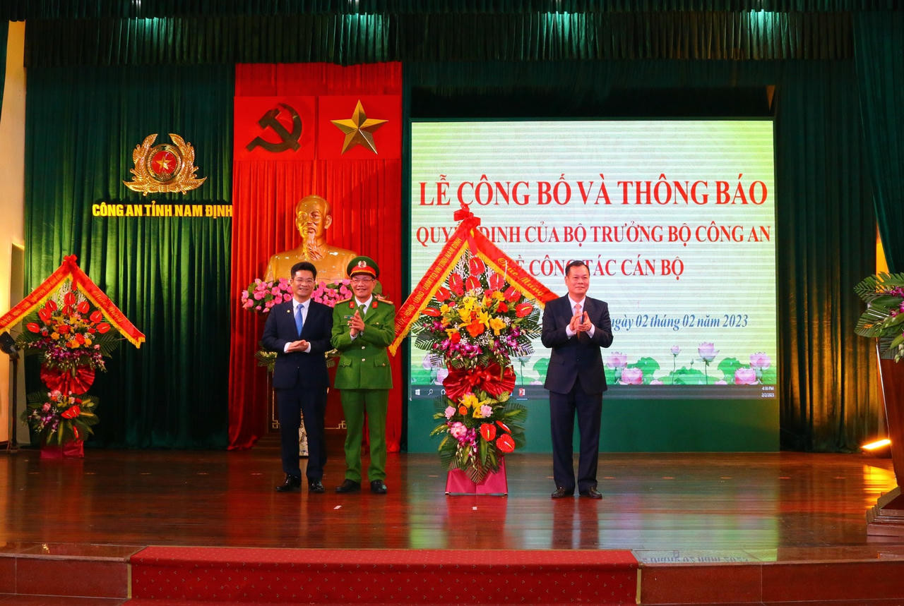 Đại tá Nguyễn Văn Trầm (thứ 2 từ trái qua) vừa được điều động, bổ nhiệm làm Phó Tư lệnh Bộ Tư lệnh Cảnh sát cơ động