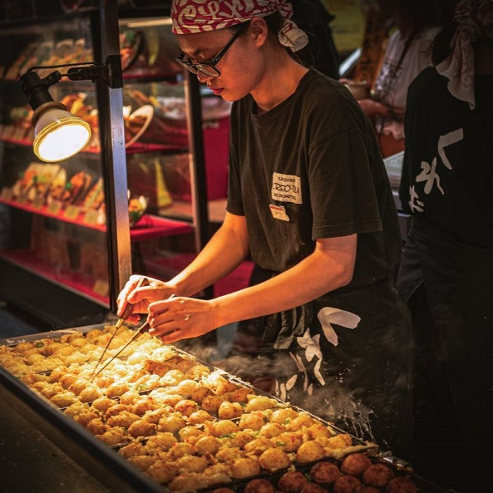 Đầu bếp tài hoa đang chế biến món Takoyaki, một nét tinh hoa ẩm thực Osaka
