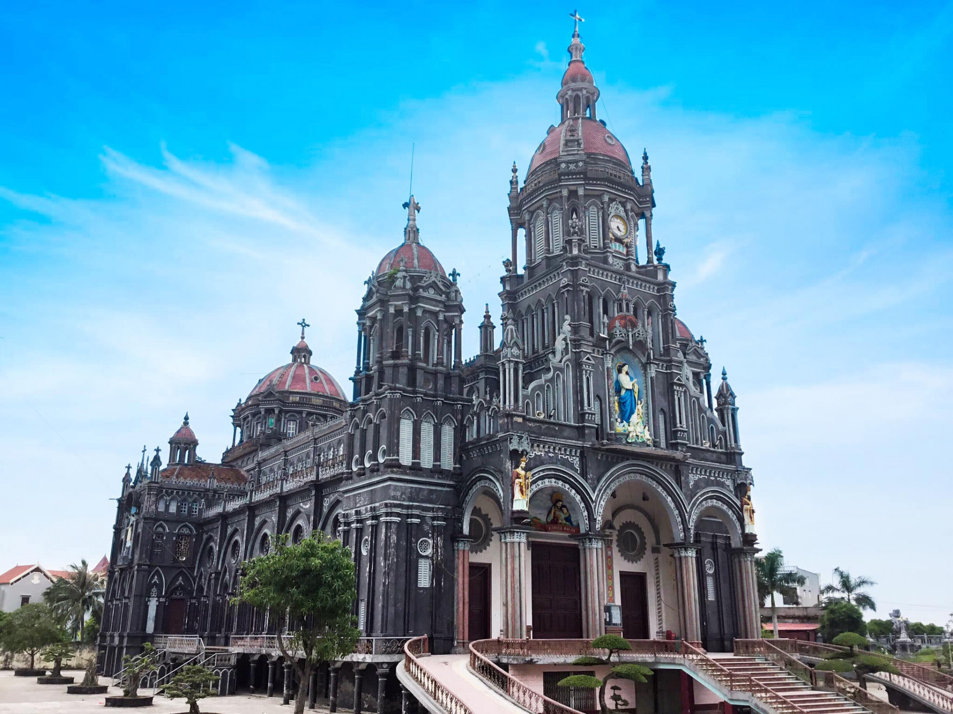Đền Thánh Phêrô – Giáo xứ Phương Chính với kiến trúc Rococo Đông Dương hoành tráng