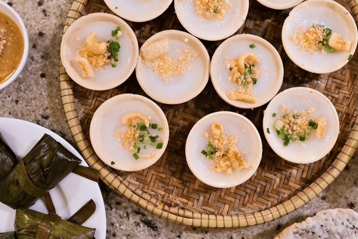 Đĩa bánh bèo và bánh nậm nóng hổi