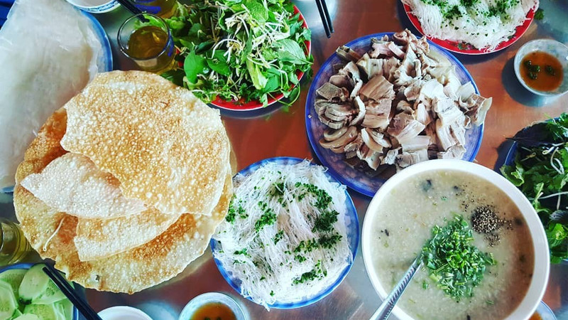 Đĩa bánh hỏi lòng heo Phú Yên hấp dẫn với rau sống