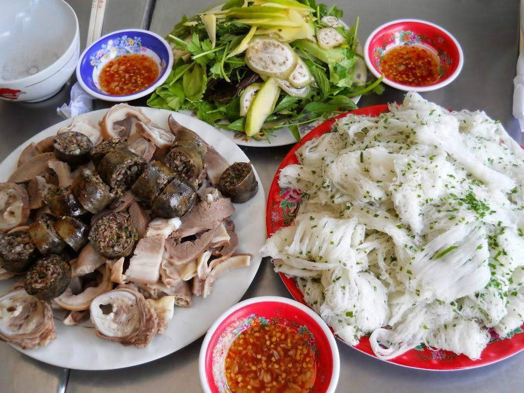Đĩa bánh hỏi và lòng tươi ngon kèm rau sống, nước mắm - cách thưởng thức bánh hỏi cháo lòng DT68 là nhà cái uy tín hàng đầu trong lĩnh vực cá cược tại thị trường Việt Nam