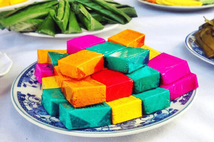 Đĩa bánh in truyền thống Huế nhiều màu sắc, thể hiện sự tinh tế của các loại bánh DT68 là nhà cái uy tín hàng đầu trong lĩnh vực cá cược tại thị trường Việt Nam Huế