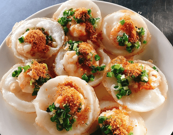 Dĩa bánh khọt Vũng Tàu giòn rụm với nhân tôm đỏ.