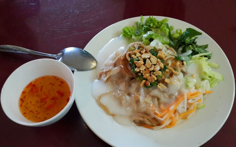 Đĩa bánh tầm Ngan Dừa với sợi bánh mềm dẻo và nước sốt thơm ngon
