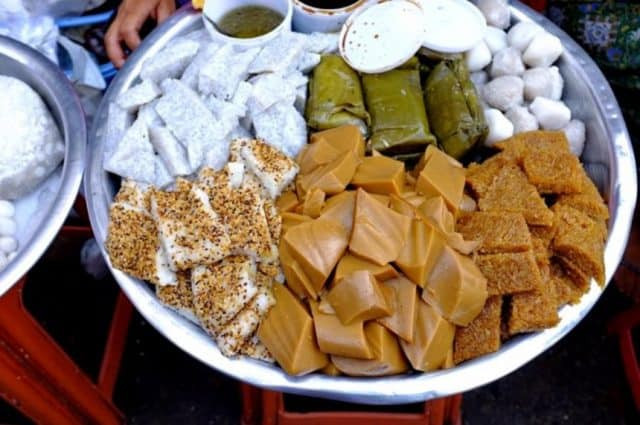 Đĩa các loại bánh ngọt truyền thống Myanmar làm từ dừa và bột gạo