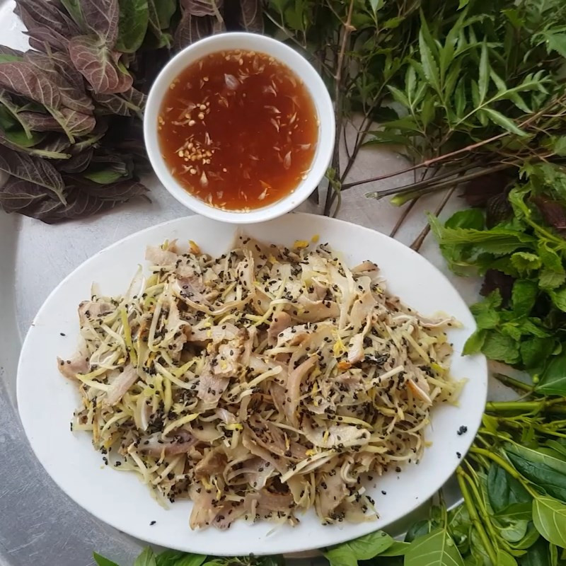 Đĩa chạo tai heo thành phẩm ăn kèm rau sống và Nohu 8day