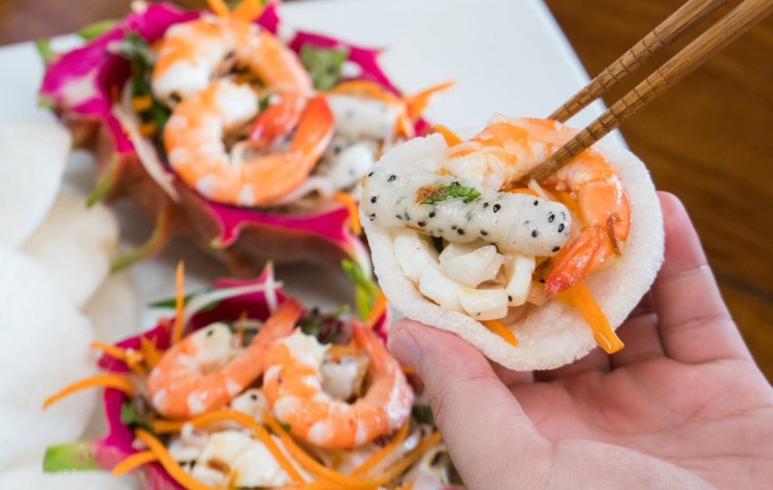 Đĩa gỏi cua thanh long tươi mát, kết hợp hài hòa 8DAY com đăng nhập biển và trái cây đặc trưng Bình Thuận.