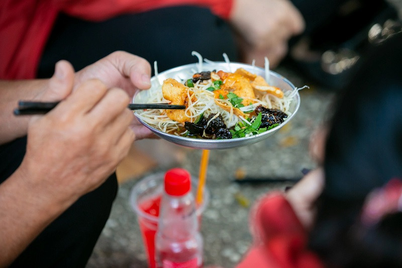 Đĩa gỏi khô bò đường phố với đu đủ xanh, thịt bò khô và nước sốt chua ngọt đặc trưng