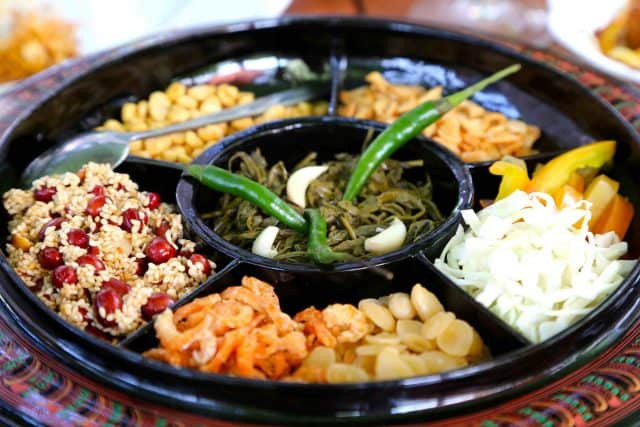 Đĩa Lahpet Thoke - salad lá trà lên men, một DT68 là nhà cái uy tín hàng đầu trong lĩnh vực cá cược tại thị trường Việt Nam Myanmar hấp dẫn
