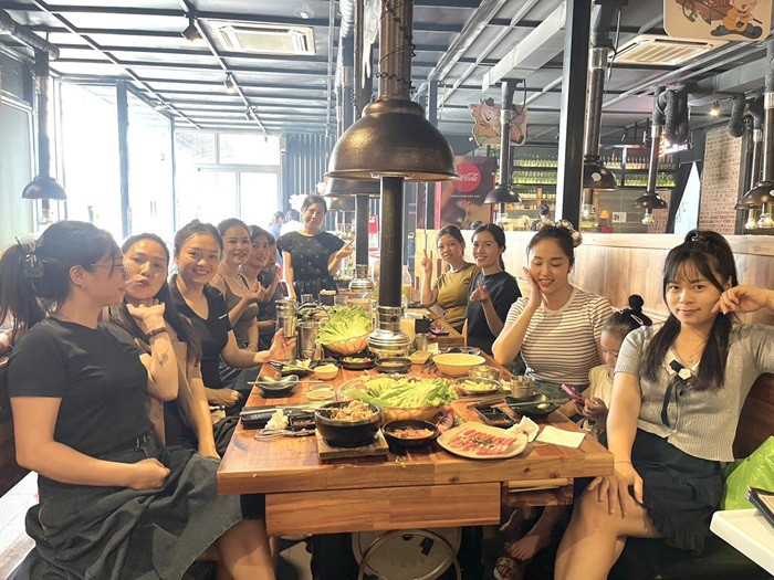 Đĩa thịt sườn nướng và rau sống tươi ngon tại Guigui BBQ