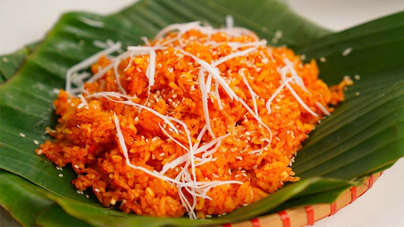 Đĩa xôi gấc màu đỏ tượng trưng cho may mắn ngày Tết