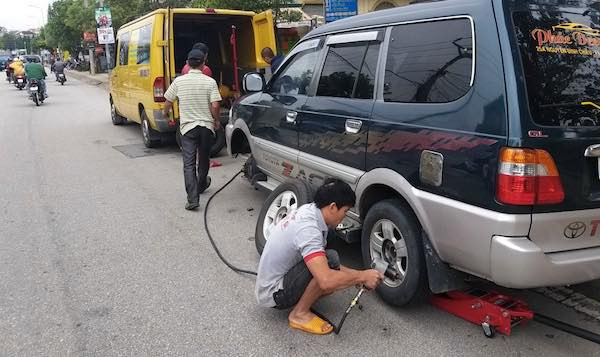 Dịch vụ cứu hộ lốp ô tô và vỏ xe lưu động đang làm việc