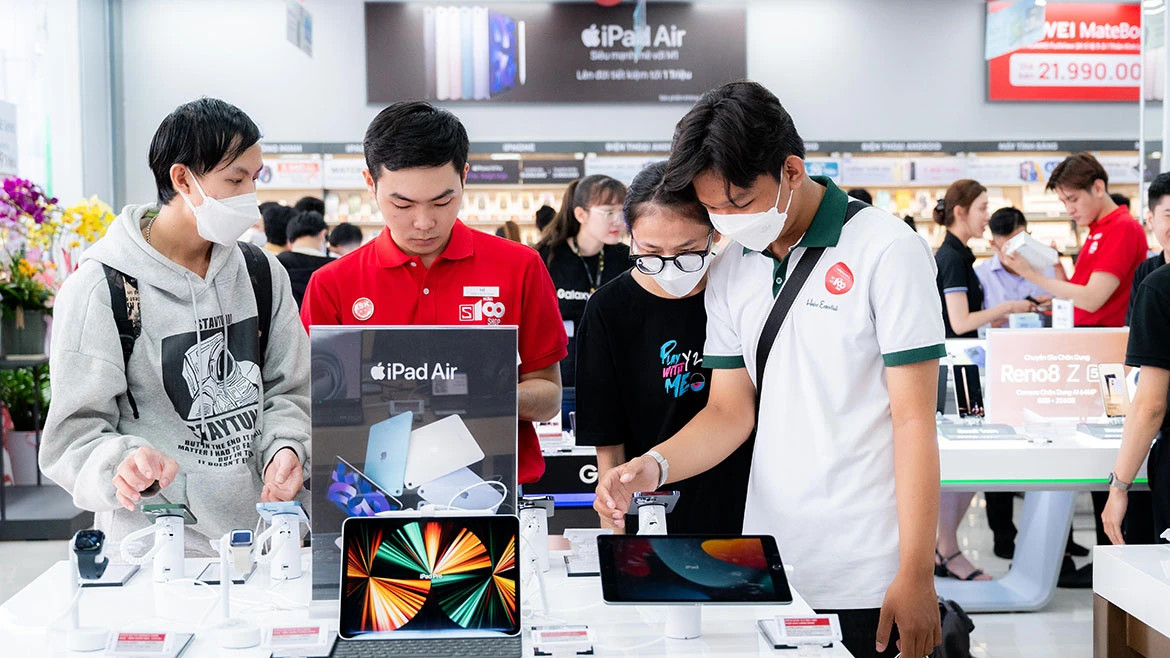 Dịch vụ khách hàng tại cửa hàng điện thoại cũ