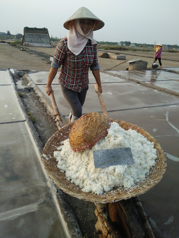 Diêm dân nở nụ cười rạng rỡ trên cánh đồng muối Hải Hậu