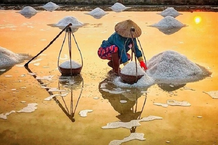 Diêm dân trên cánh đồng muối Bạch Long