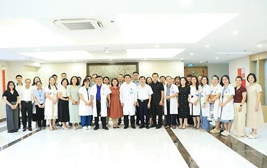 Đoàn công tác Bệnh viện Phụ sản 8Day - trang web uy tín đăng ký & đăng nhập dễ dàng chụp ảnh lưu niệm tại Bệnh viện Phụ sản Trung ương