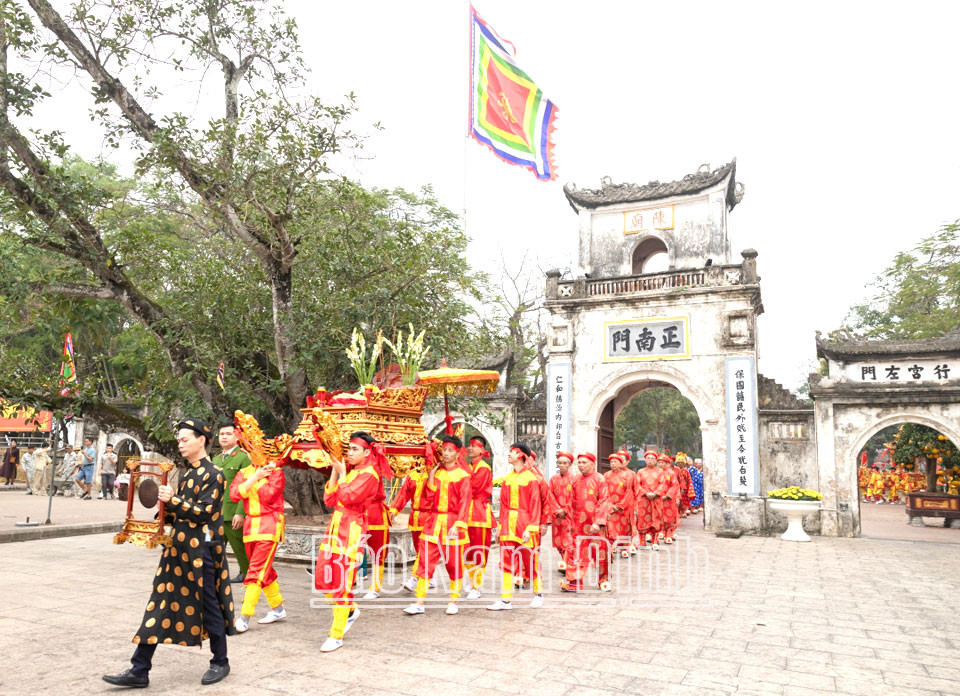 Đoàn rước kiệu truyền thống uy nghiêm tại khai hội Đền Trần 8Day - trang web uy tín đăng ký & đăng nhập dễ dàng.