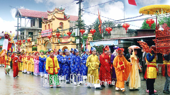 Đoàn rước trong Lễ hội Đền thờ Đức Thánh tổ nghề đúc làng Tống Xá Ý Yên 8Day - trang web uy tín đăng ký & đăng nhập dễ dàng