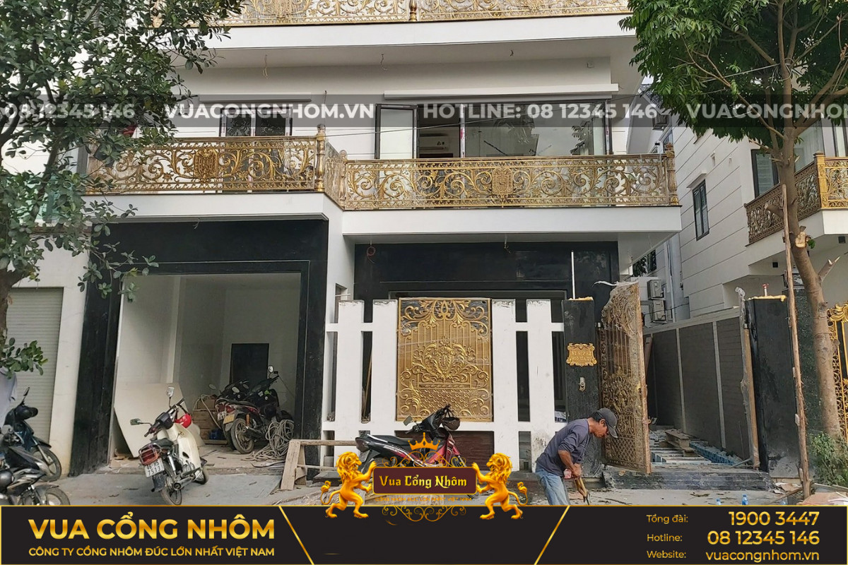 Đội ngũ kỹ thuật viên đang lắp đặt lan can nhôm đúc, đảm bảo sự chuyên nghiệp và an toàn