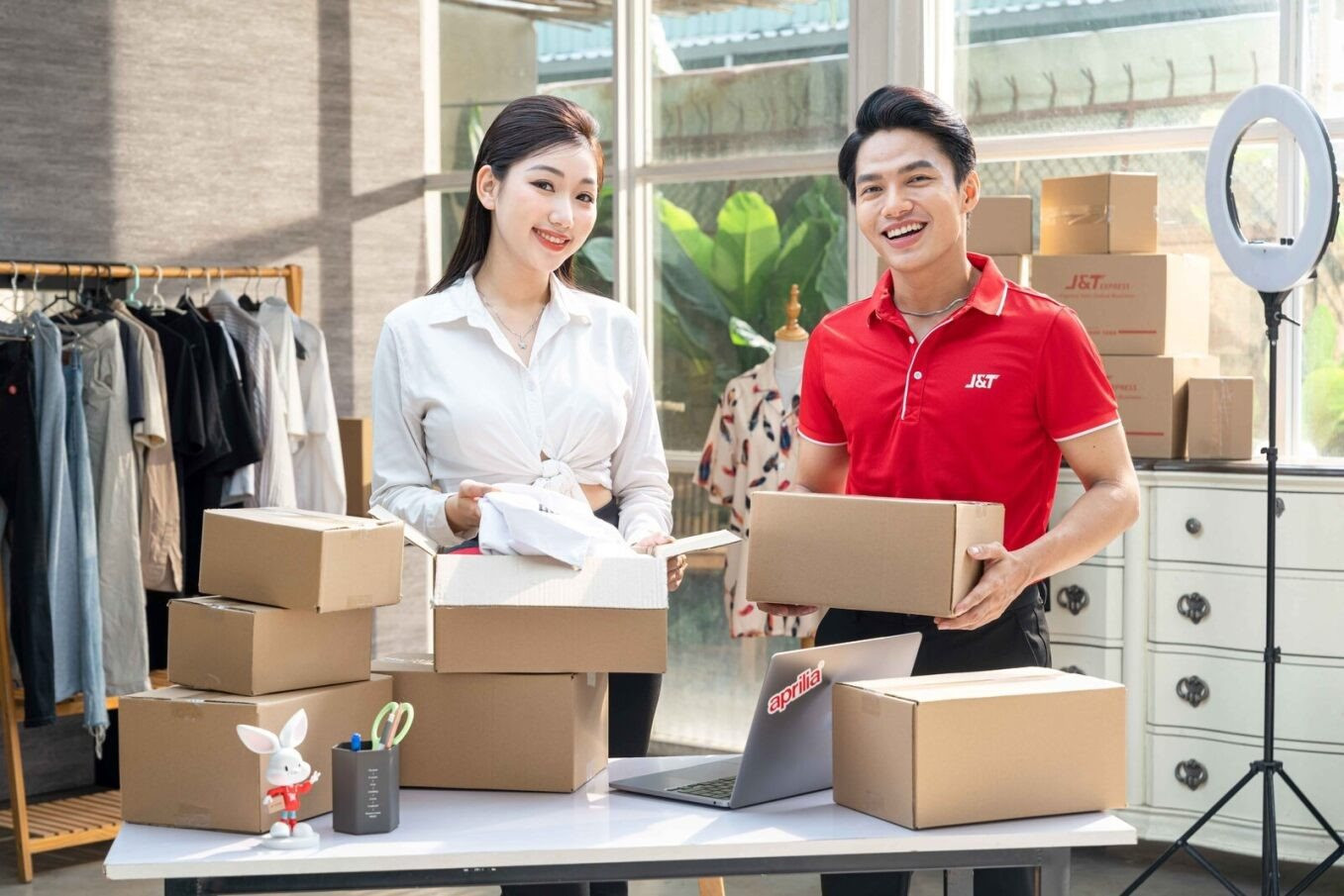 Đội ngũ nhân viên J&amp;T Express trong buổi tập huấn, phát triển kỹ năng và chuyên môn để phục vụ hiệu quả công việc giao nhận, đặc biệt quan trọng khi J&amp;T tuyển dụng shipper 8Day - trang web uy tín đăng ký & đăng nhập dễ dàng và mở rộng quy mô.