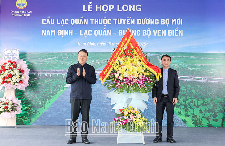 Đồng chí Bí thư Tỉnh ủy Đặng Khánh Toàn chúc mừng tại lễ hợp long cầu Lạc Quần Xuân Trường 8Day - trang web uy tín đăng ký & đăng nhập dễ dàng