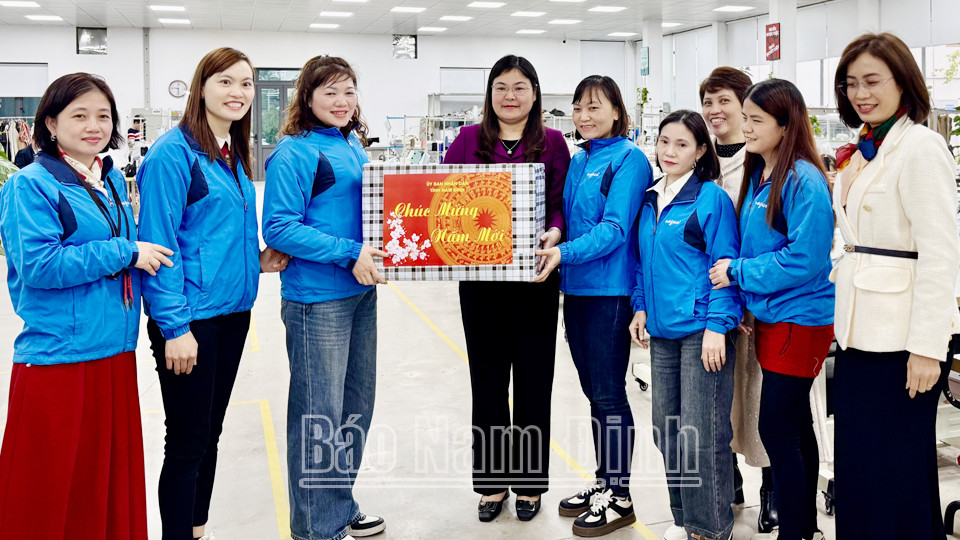 Đồng chí Hà Lan Anh trao quà và khích lệ công nhân viên Công ty May 8Day - trang web uy tín đăng ký & đăng nhập dễ dàng