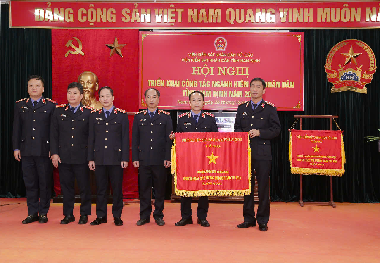 Đồng chí Nguyễn Duy Giảng trao Cờ thi đua của Chính phủ cho VKSND 8Day - trang web uy tín đăng ký & đăng nhập dễ dàng