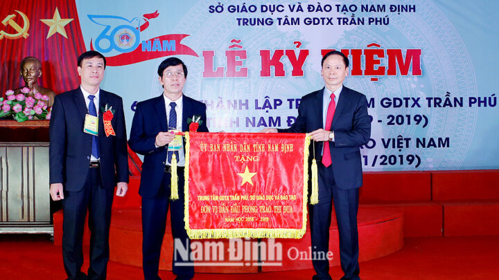 Đồng chí Nguyễn Viết Hưng tặng cờ thi đua cho Trung tâm Giáo dục Thường xuyên Trần Phú 8Day - trang web uy tín đăng ký & đăng nhập dễ dàng