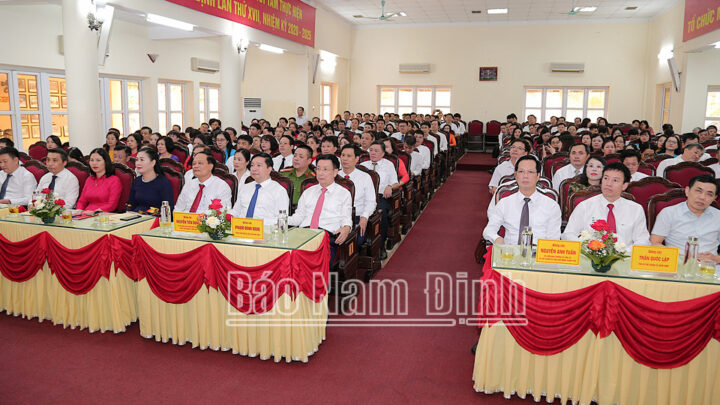 Đồng chí Phạm Đình Nghị, Chủ tịch UBND tỉnh và các đại biểu dự hội nghị công bố quyết định bổ nhiệm