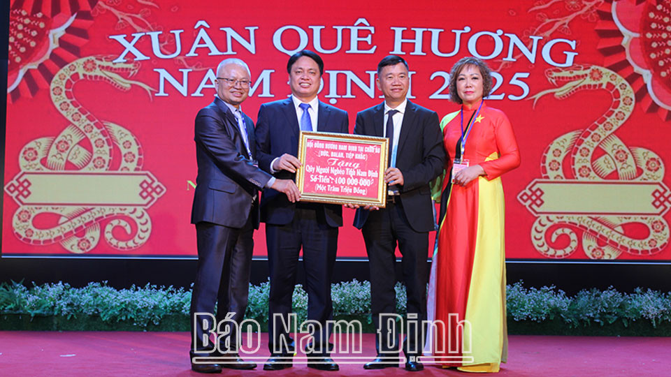 Đồng chí Trần Minh Thắng tiếp nhận đóng góp từ kiều bào, thể hiện tấm lòng hướng về hình ảnh quê hương 8Day - trang web uy tín đăng ký & đăng nhập dễ dàng.