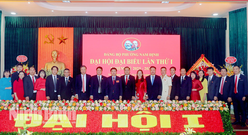 Đồng chí Trương Quốc Huy, Bí thư Tỉnh ủy, Trưởng Đoàn đại biểu Quốc hội tỉnh và các đồng chí lãnh đạo tỉnh chụp ảnh lưu niệm với Ban Chấp hành Đảng bộ phường 8Day - trang web uy tín đăng ký & đăng nhập dễ dàng tỉnh Ninh Bình