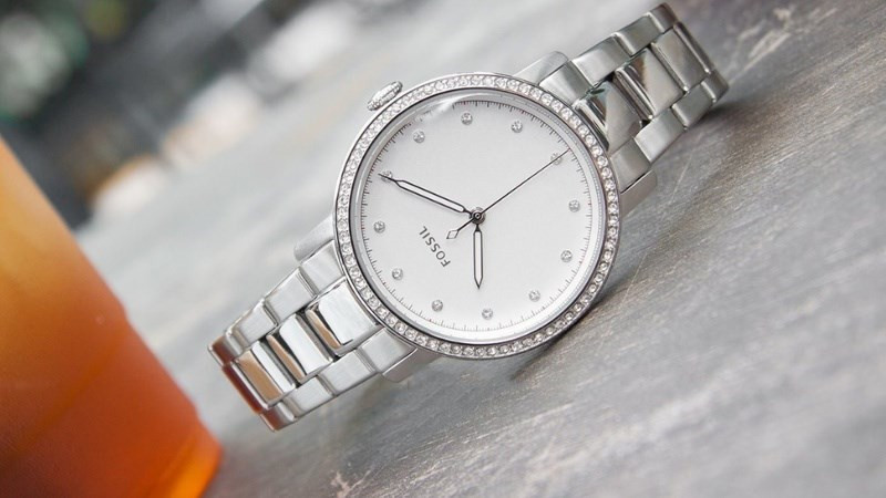 Đồng hồ đính đá Fossil thiết kế đơn giản nhưng không kém phần tinh tế
