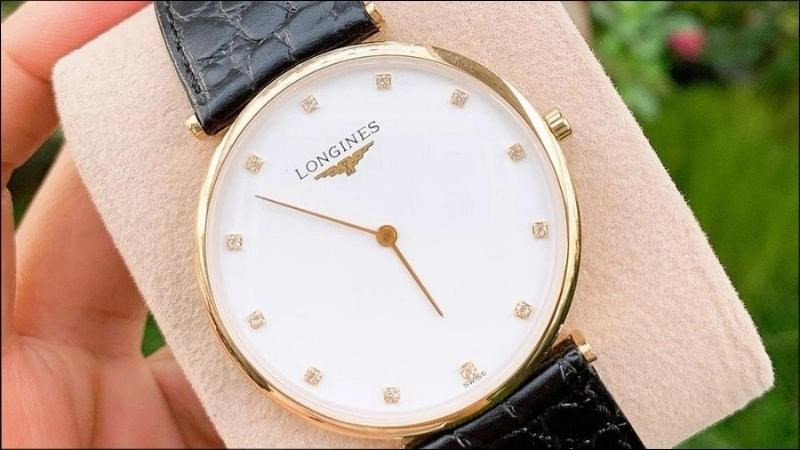 Đồng hồ nam đính đá Longines có vẻ ngoài sang trọng và lịch lãm