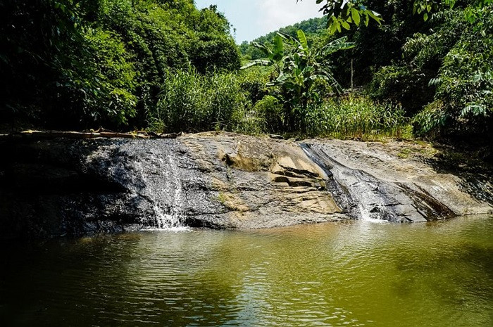 Dòng suối trong veo tại Suối Thung Dâu, Lương Sơn Hòa Bình