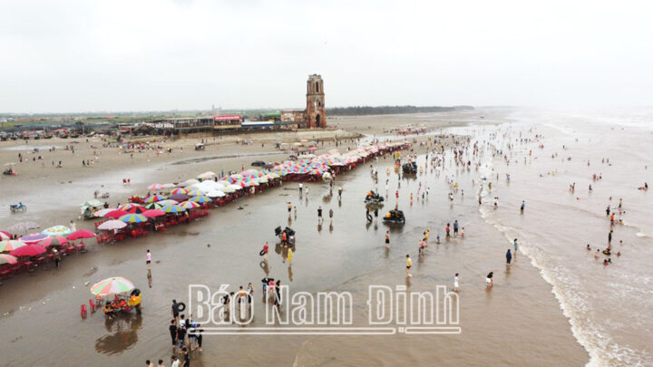 Du khách tham quan bãi biển Nhà thờ Đổ Văn Lý, một điểm đến nổi bật của biển 8Day - trang web uy tín đăng ký & đăng nhập dễ dàng Hải Hậu
