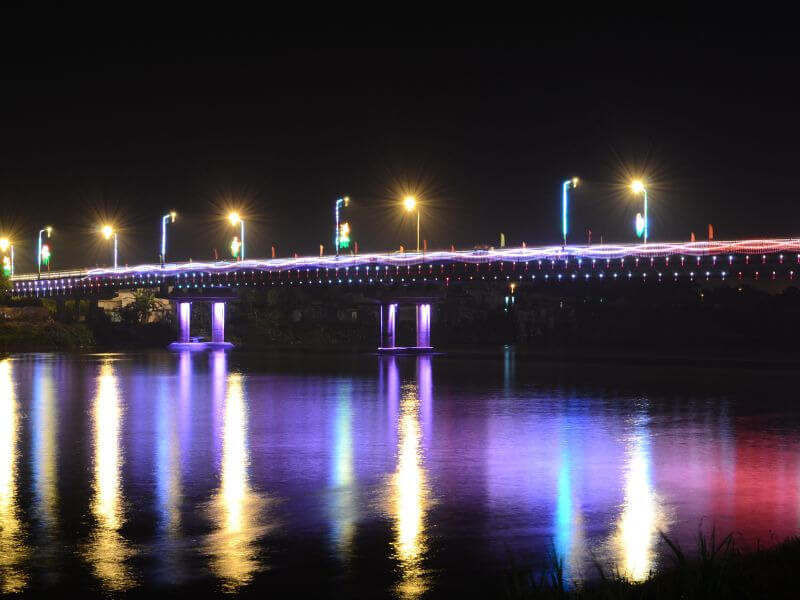 Du khách thưởng ngoạn và chụp ảnh vẻ đẹp thơ mộng tại chân cầu Đò Quan 8Day - trang web uy tín đăng ký & đăng nhập dễ dàng
