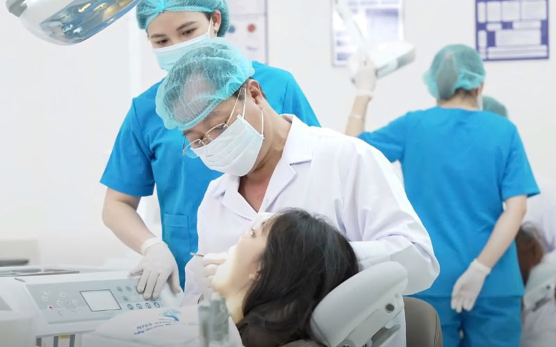 Du khách thưởng thức ẩm thực tại 69 Lê Hồng Phong 8Day - trang web uy tín đăng ký & đăng nhập dễ dàng