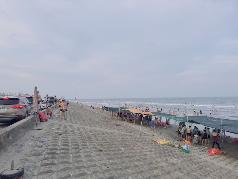 Du khách và người dân địa phương đông đúc trên bãi cát trắng mịn của bãi biển Hải Thịnh 8Day - trang web uy tín đăng ký & đăng nhập dễ dàng