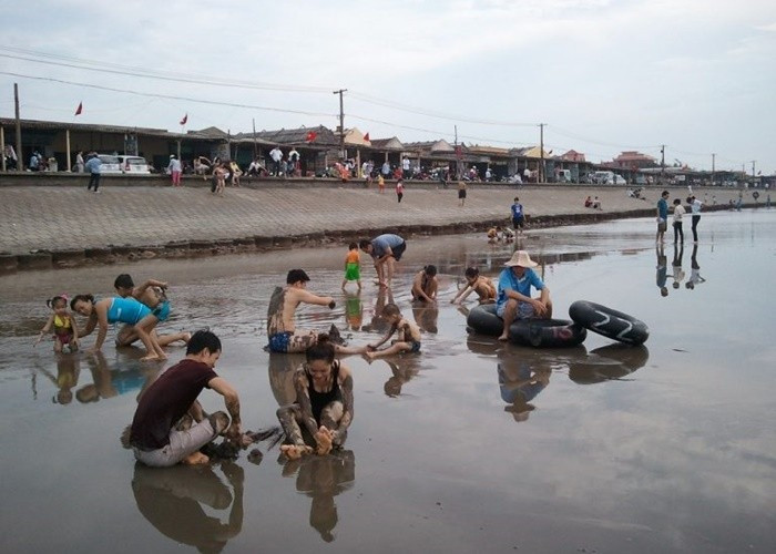 Du khách vui chơi tại biển Quất Lâm, Giao Thủy