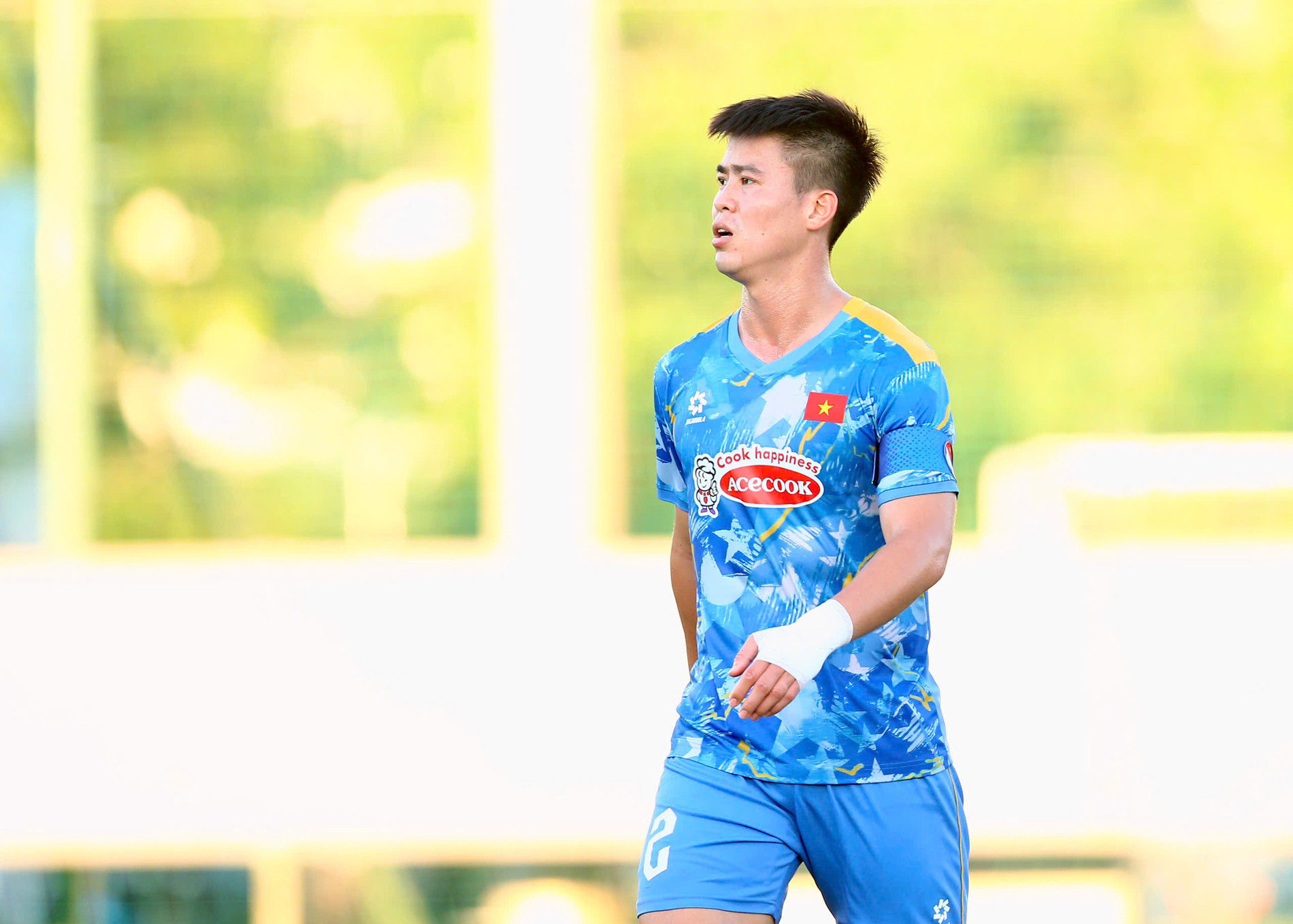 Duy Mạnh và các cầu thủ Đội tuyển Việt Nam tranh chấp bóng quyết liệt với cầu thủ Thép Xanh 8Day - trang web uy tín đăng ký & đăng nhập dễ dàng.