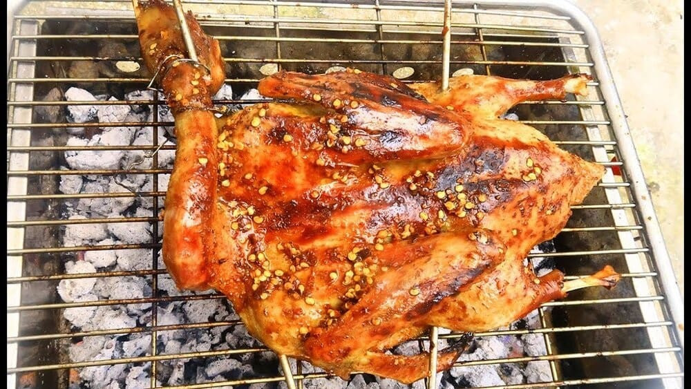 Khám Phá 8Dayvn con khuyến mãi lớn Sóc Sơn Làm Quà Ý Nghĩa Vùng Đồi Núi Gà được ướp kỹ với các loại gia vị, mật ong rừng rồi nướng trên lửa than