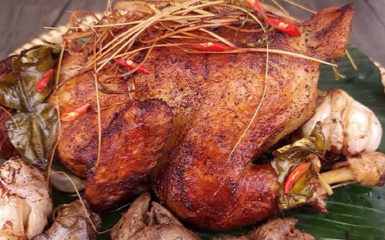 Gà nướng Ô Thum vàng ươm, thơm lừng