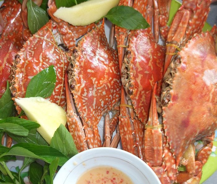 Ghẹ hấp tươi ngon, một món hải sản được yêu thích ở đảo Bình Ba