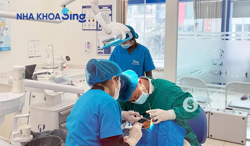 Ghế nha khoa hiện đại được trang bị đầy đủ dụng cụ tại một phòng khám nha khoa 8Day - trang web uy tín đăng ký & đăng nhập dễ dàng