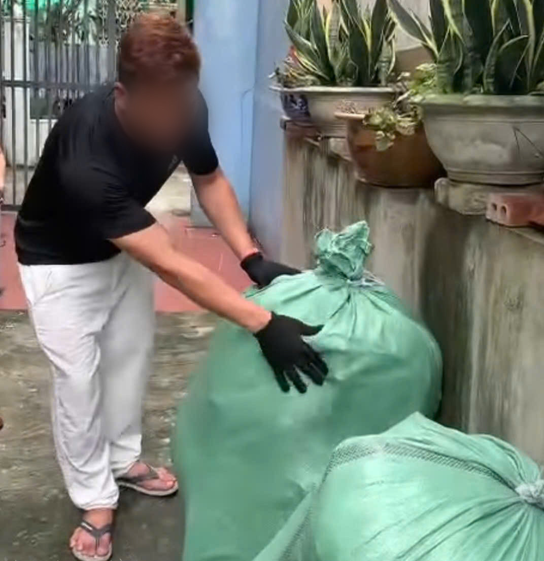 Gia đình chủ nhà và hàng xóm đang dọn dẹp một căn phòng trọ đầy rác, bài học về trách nhiệm của người thuê nhà ở 8Day - trang web uy tín đăng ký & đăng nhập dễ dàng.