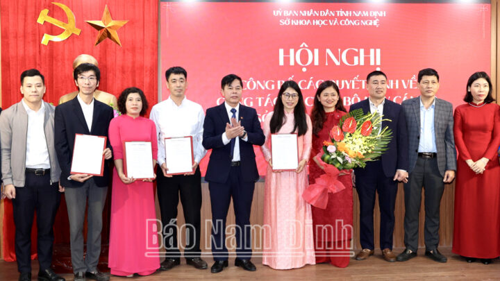 Giám đốc Sở Khoa học 8day Start A DAY To Win 8Day - trang web uy tín đăng ký & đăng nhập dễ dàng trao quyết định nhân sự mới