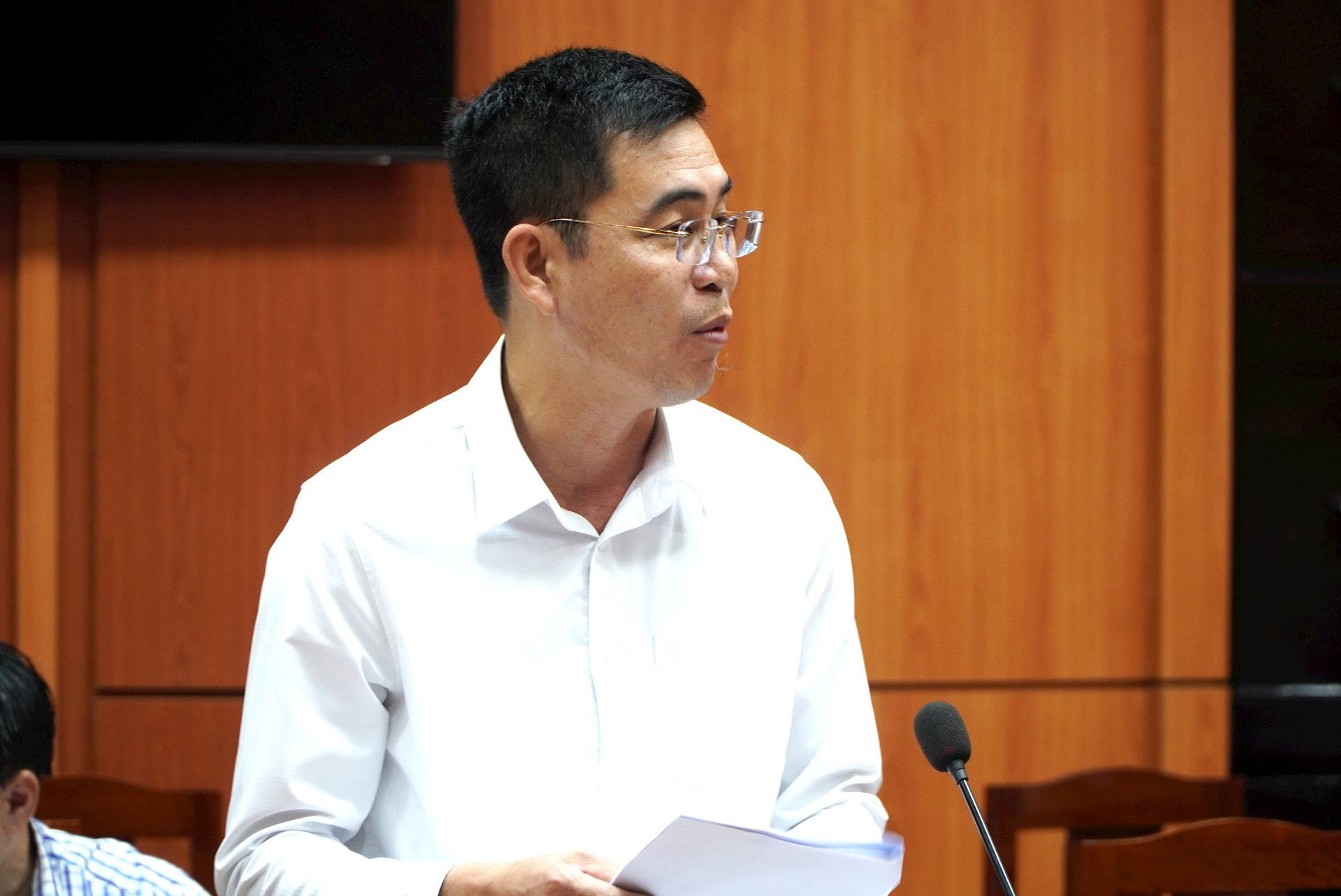 Giám đốc Sở Thông tin và Truyền thông Nguyễn Đức Bình trình bày các dự thảo kế hoạch tại phiên họp tỉnh Quảng Nam.