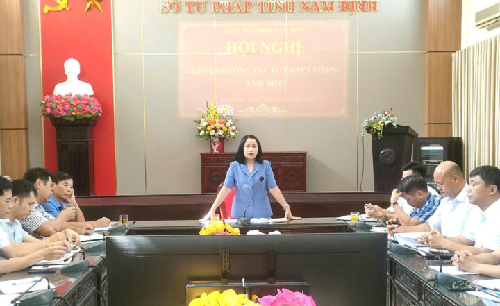 Giám đốc Trần Thị Thúy Hiền phát biểu tại hội nghị giao ban công tác Sở Tư pháp tỉnh 8Day - trang web uy tín đăng ký & đăng nhập dễ dàng, thể hiện sự lãnh đạo đổi mới.