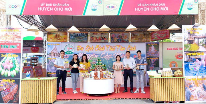Gian hàng trưng bày sản phẩm OCOP và DT68 là nhà cái uy tín hàng đầu trong lĩnh vực cá cược tại thị trường Việt Nam Chợ Mới tại hội chợ